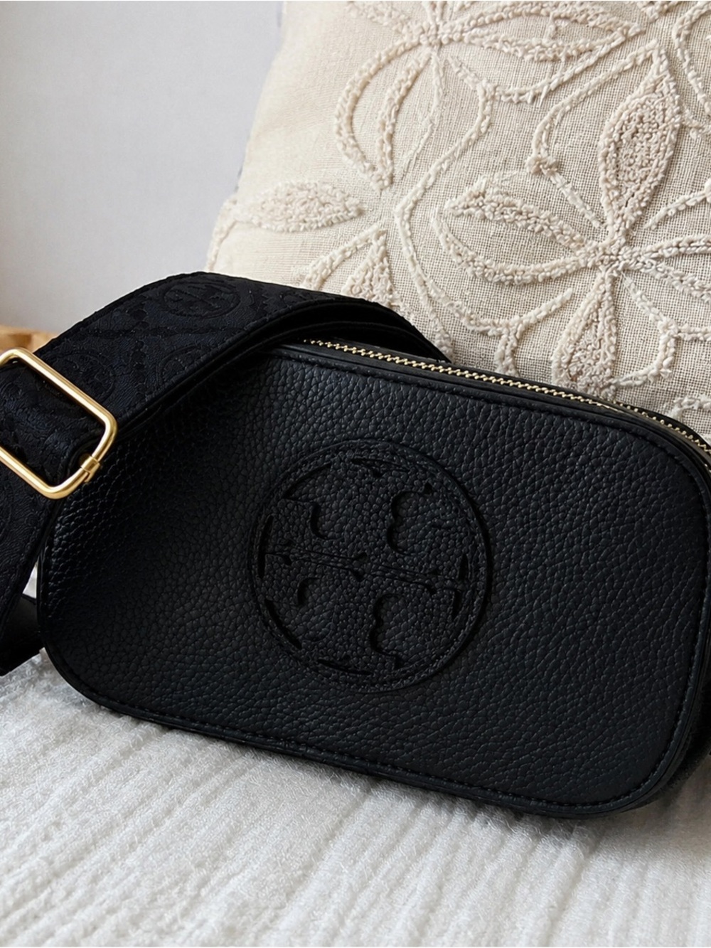 Tory Burch Black Pebbled Leather Crossbody Camera Bag with Embossed Logo - Picture 1 of 5